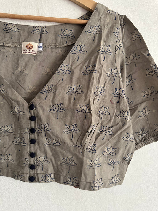 Grey cotton blouse blouse with wooden button
