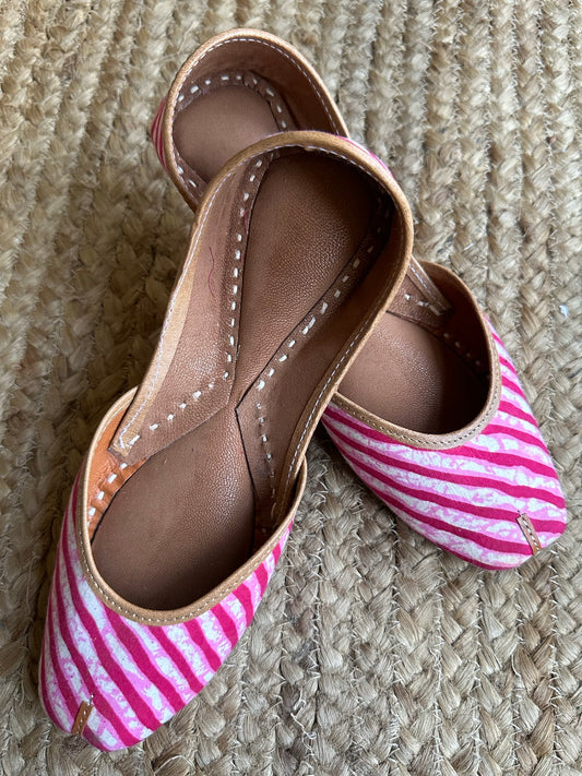 Pink lehriya handcrafted leather jutti