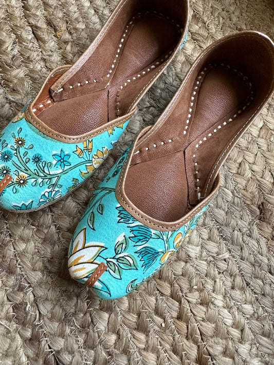 Sea blue handcrafted leather jutti