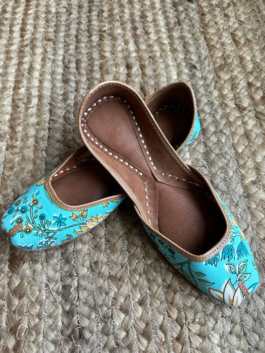 Sea blue handcrafted leather jutti