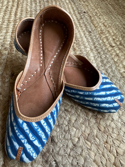 Blue lehriya handcrafted leather jutti
