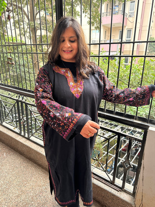 Black elegant raffal pheran with jaal embroidery and hand sozni work