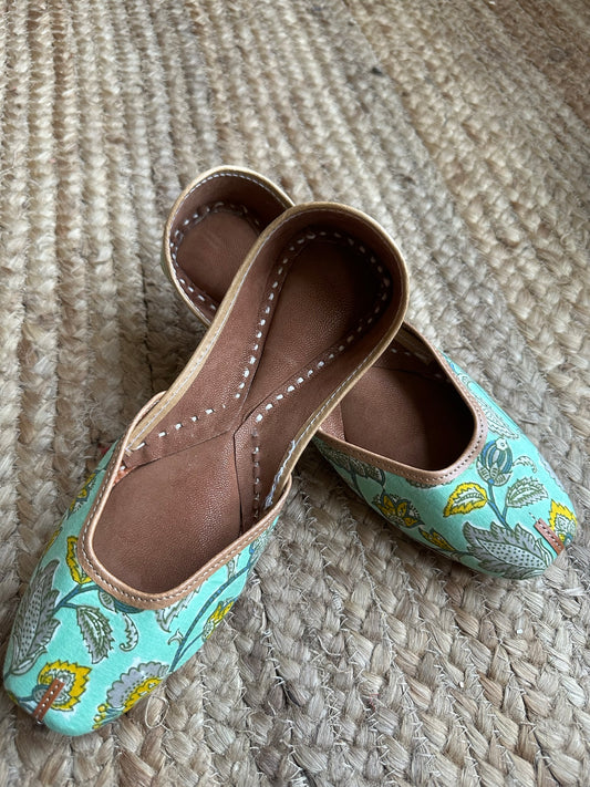Sea green handcrafted leather jutti