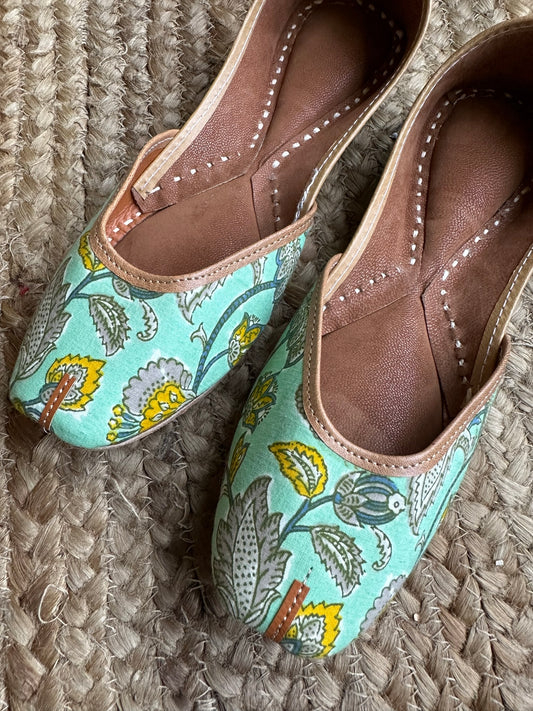 Sea green handcrafted leather jutti